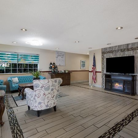 Quality Inn & Suites Medford Airport Extérieur photo