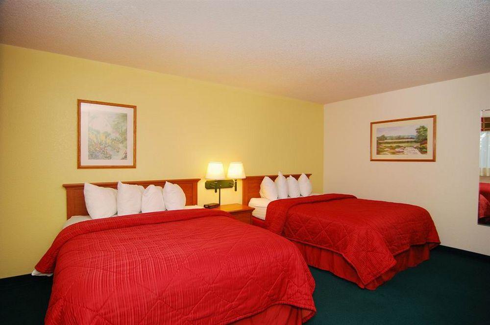 Quality Inn & Suites Medford Airport Extérieur photo