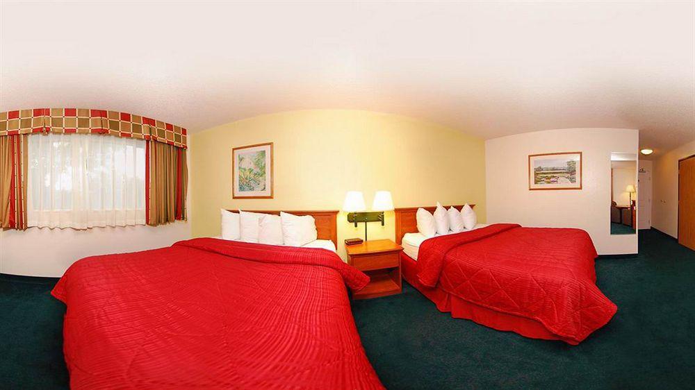 Quality Inn & Suites Medford Airport Extérieur photo