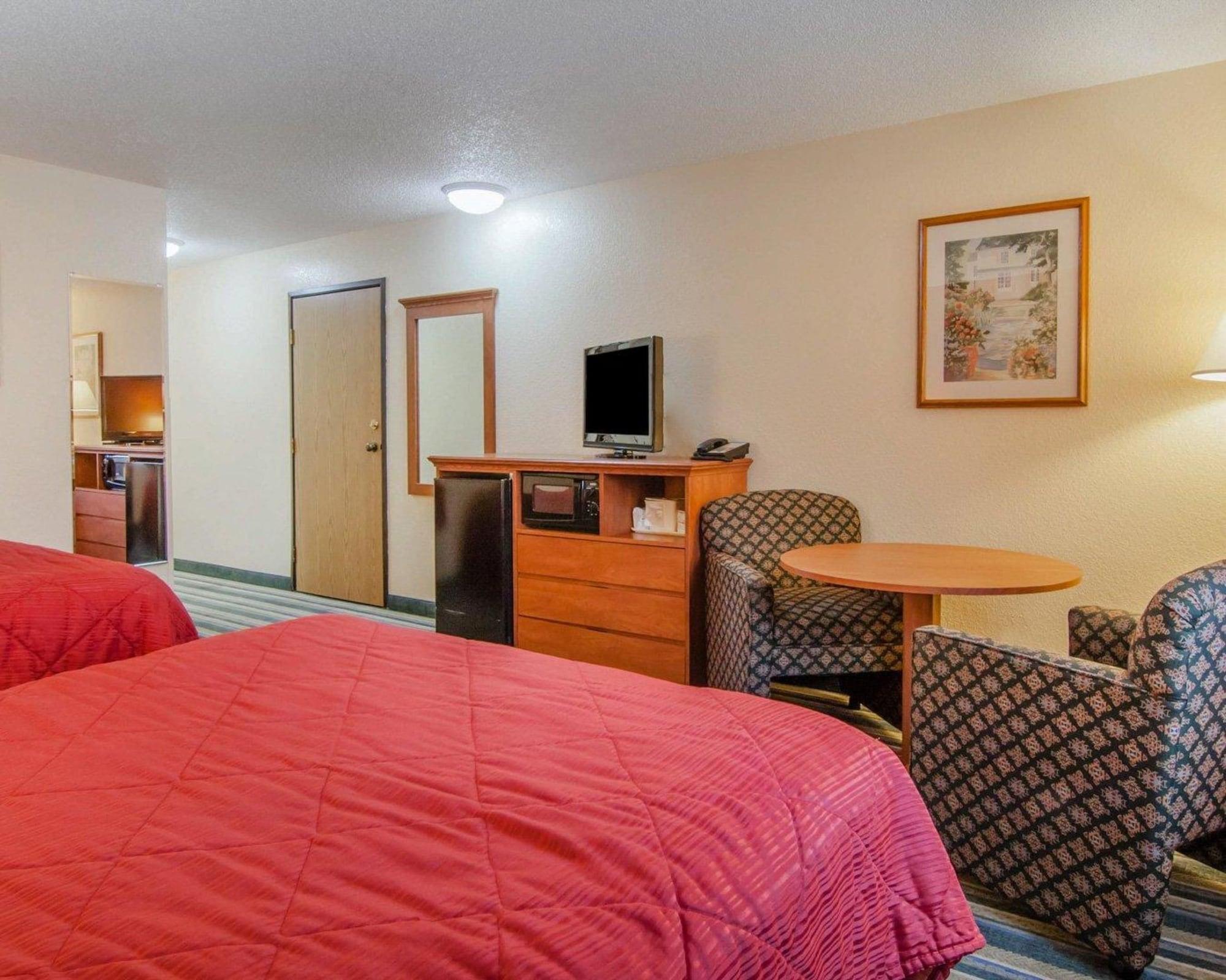 Quality Inn & Suites Medford Airport Extérieur photo
