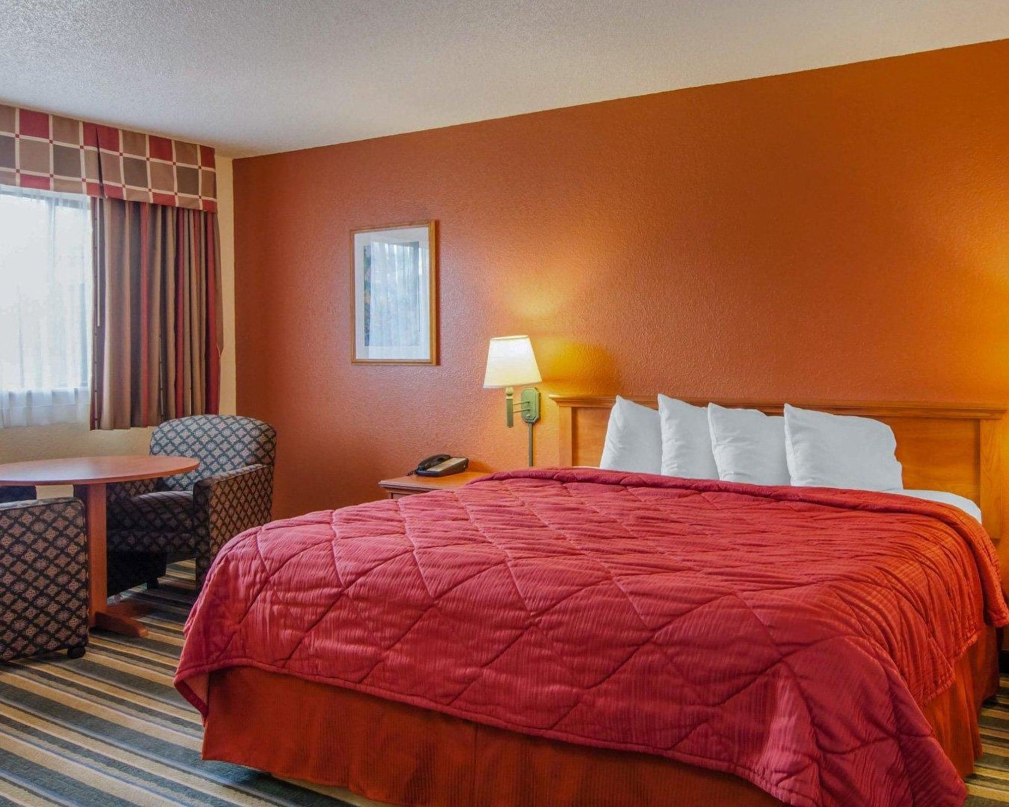 Quality Inn & Suites Medford Airport Extérieur photo