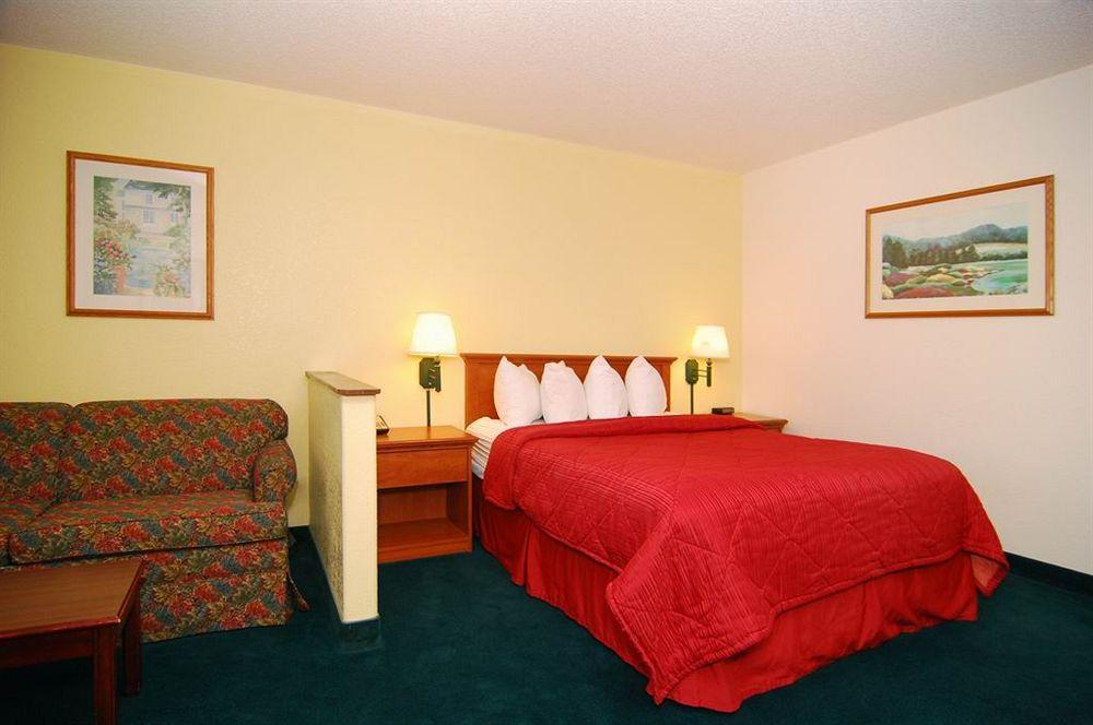 Quality Inn & Suites Medford Airport Extérieur photo