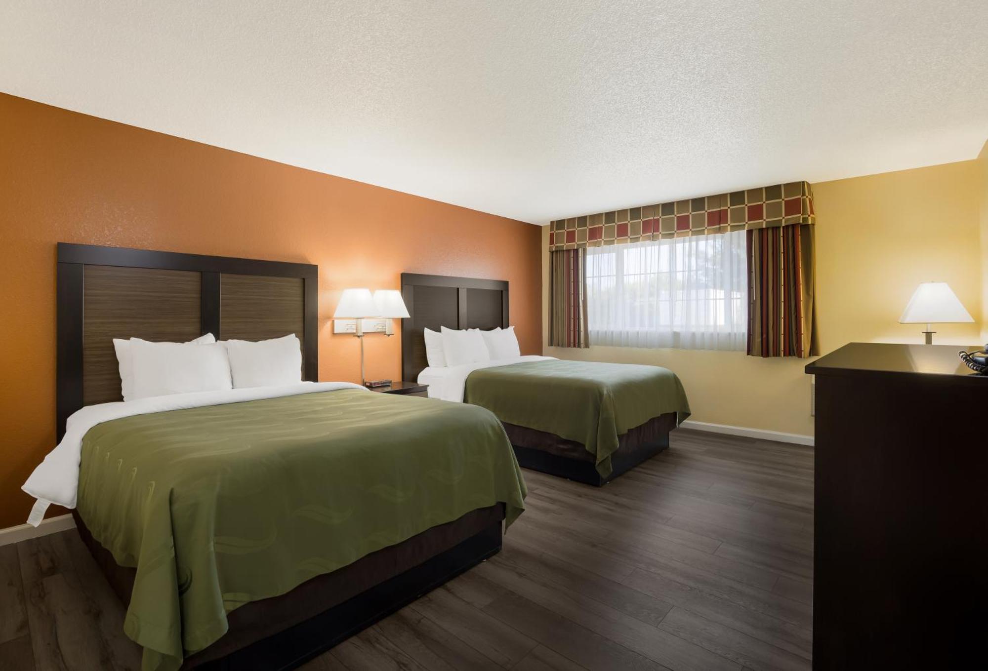 Quality Inn & Suites Medford Airport Extérieur photo