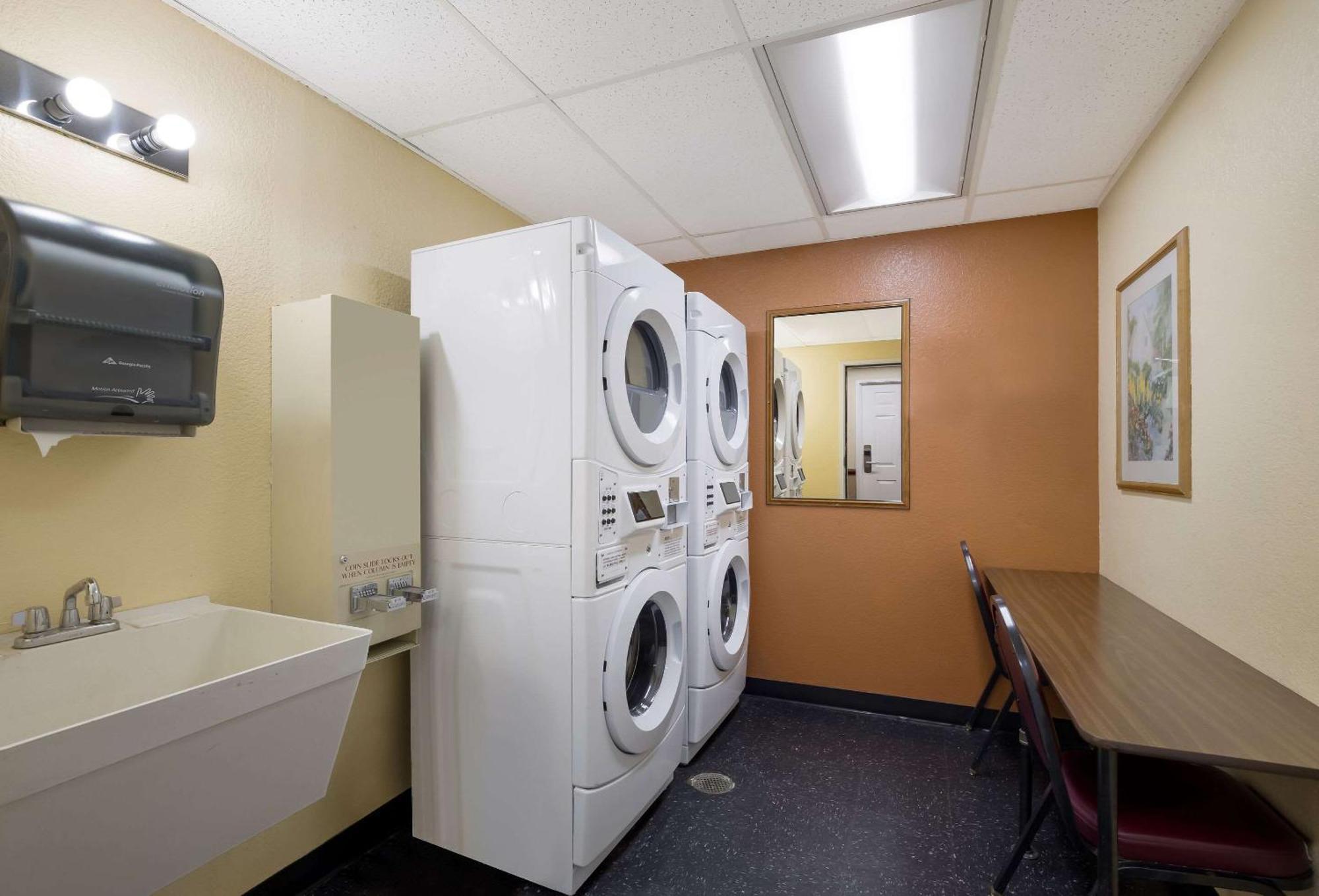 Quality Inn & Suites Medford Airport Extérieur photo