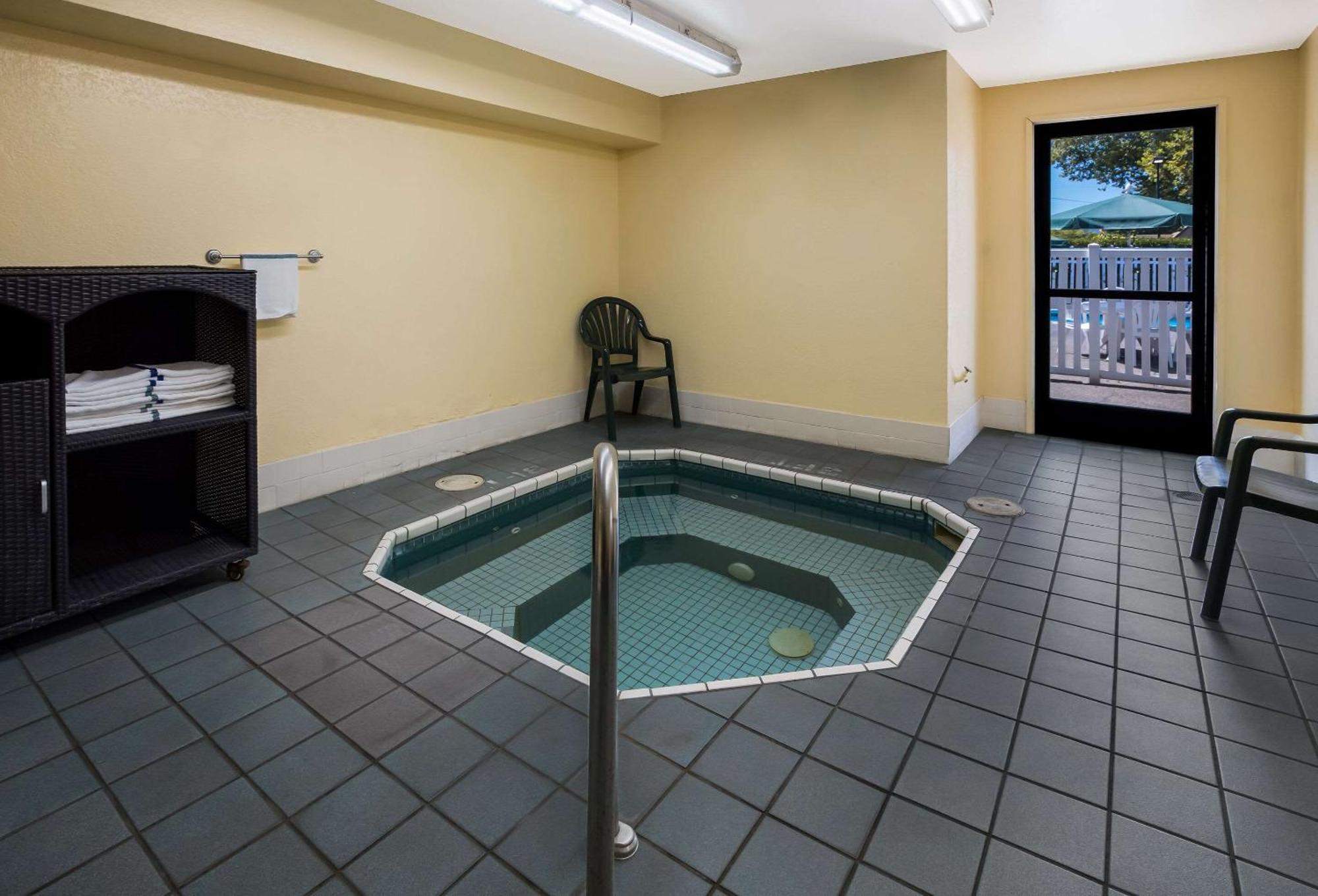 Quality Inn & Suites Medford Airport Extérieur photo