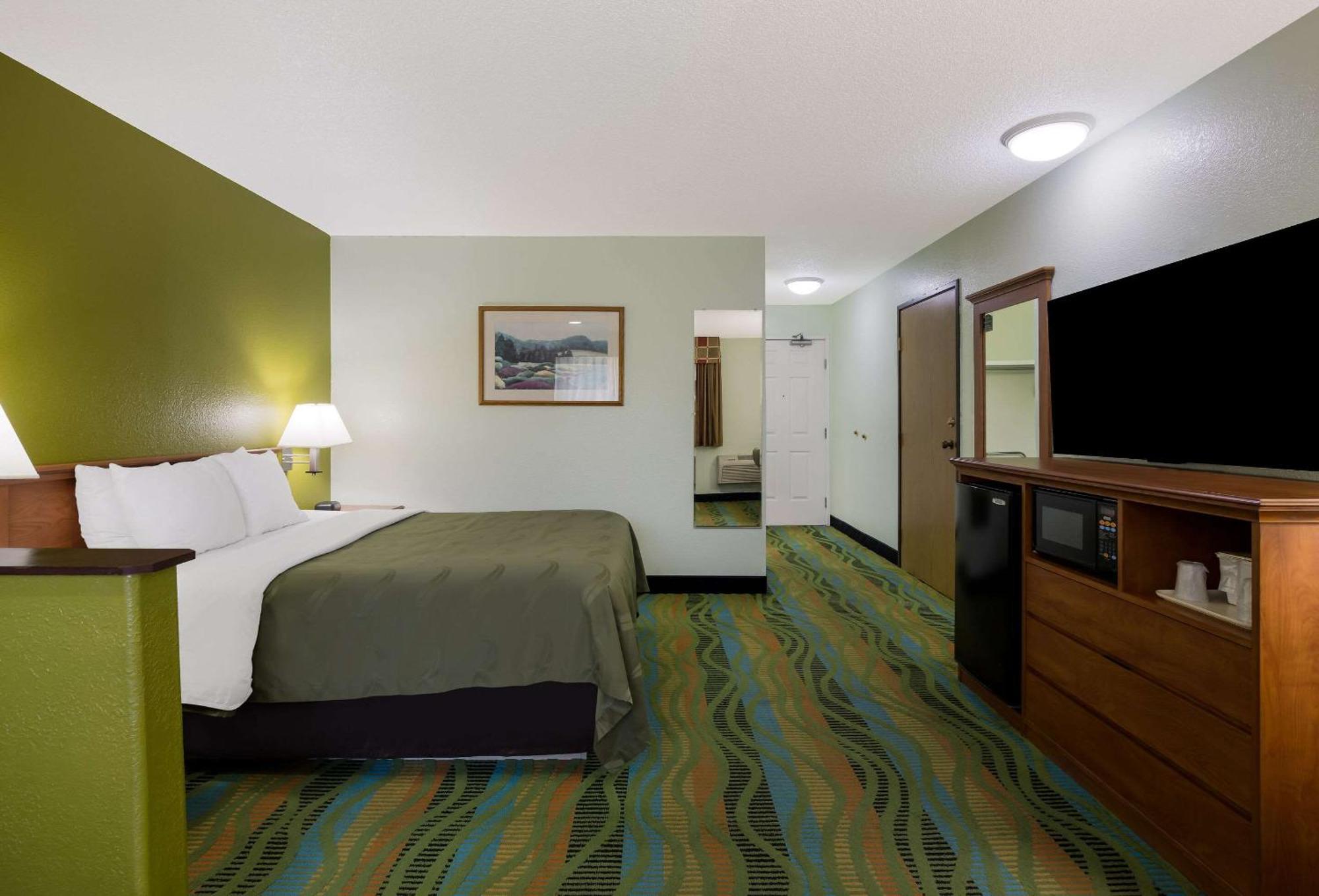 Quality Inn & Suites Medford Airport Extérieur photo