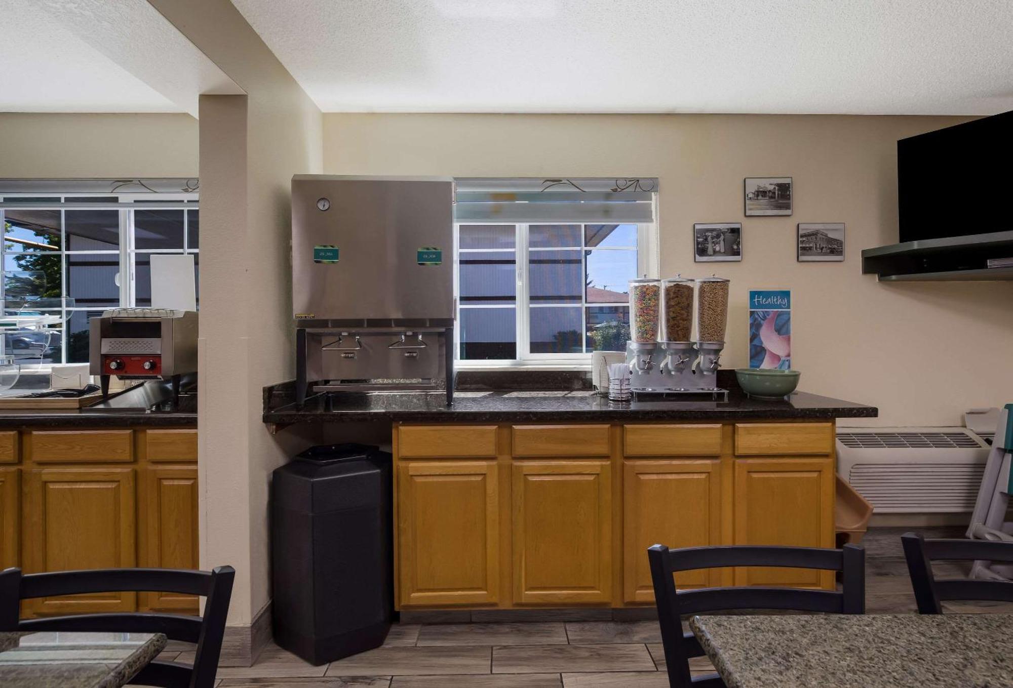 Quality Inn & Suites Medford Airport Extérieur photo