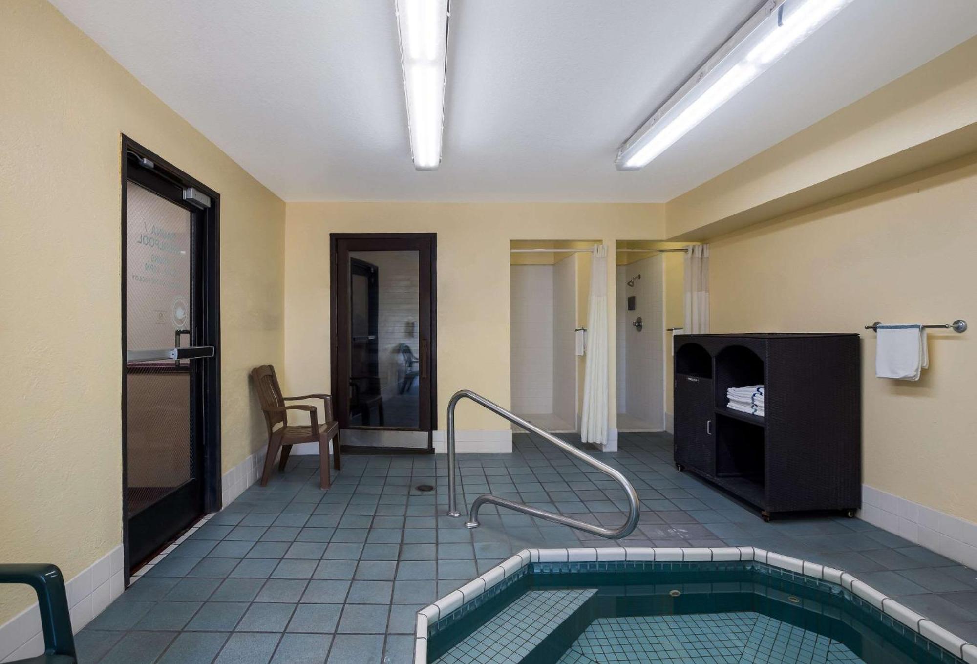 Quality Inn & Suites Medford Airport Extérieur photo