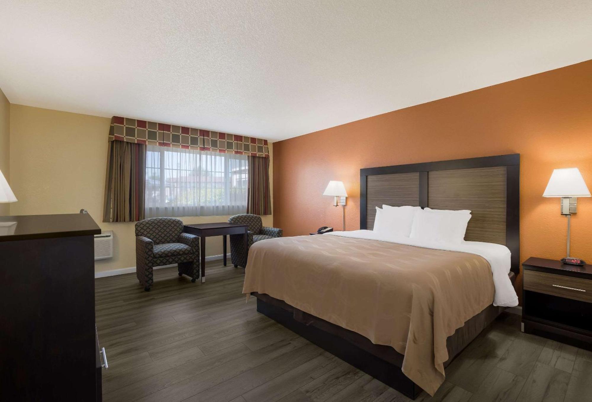 Quality Inn & Suites Medford Airport Extérieur photo