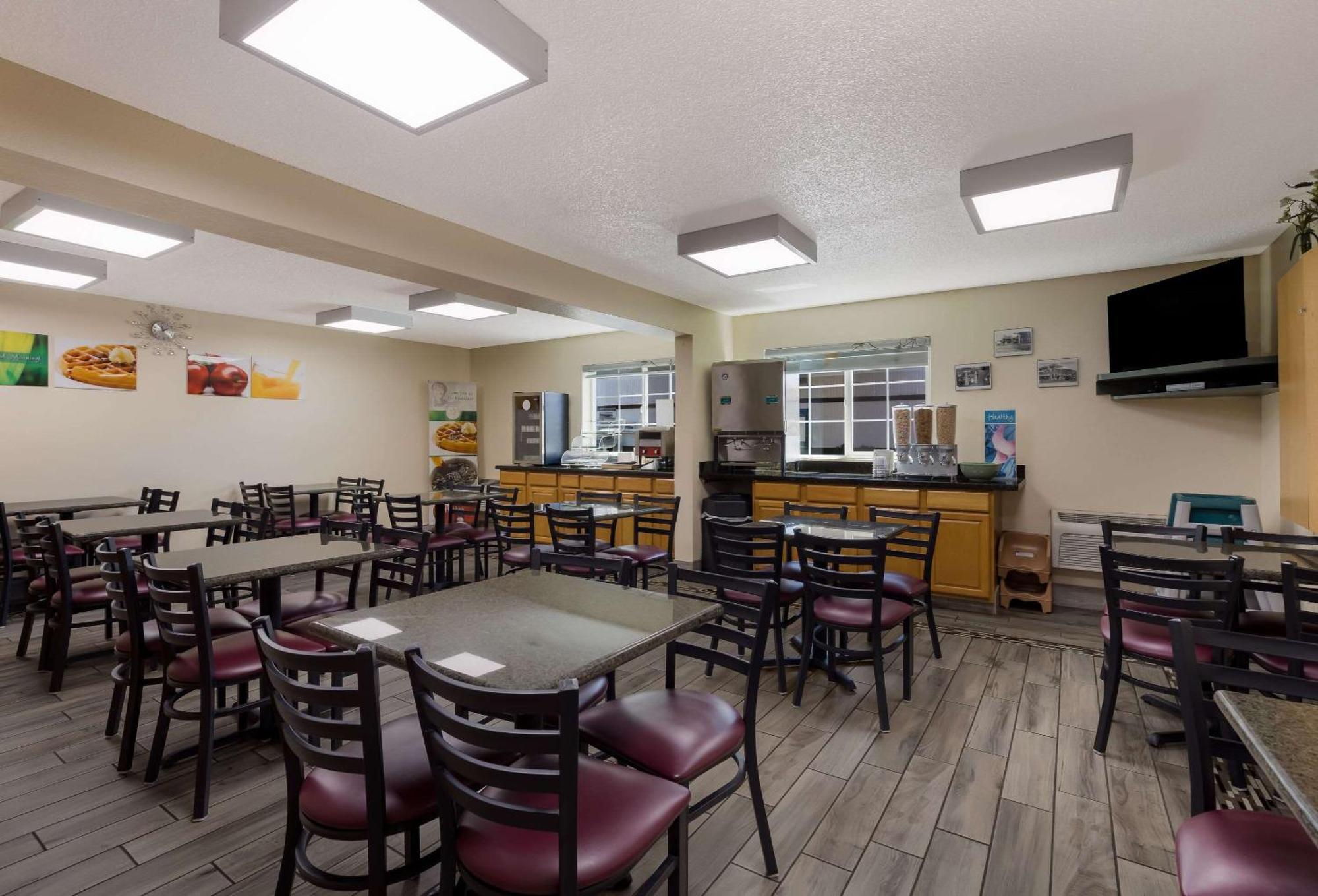 Quality Inn & Suites Medford Airport Extérieur photo