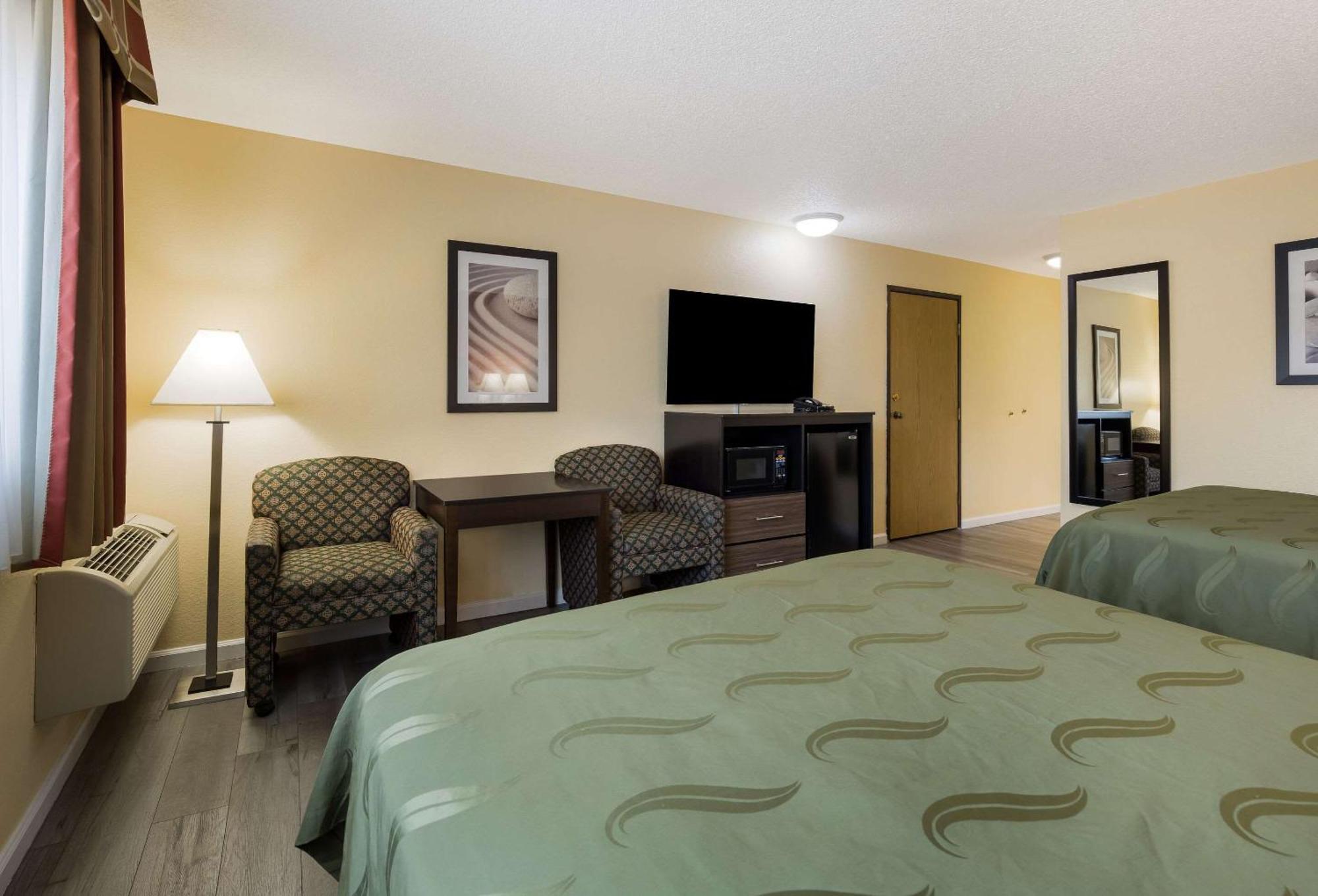 Quality Inn & Suites Medford Airport Extérieur photo