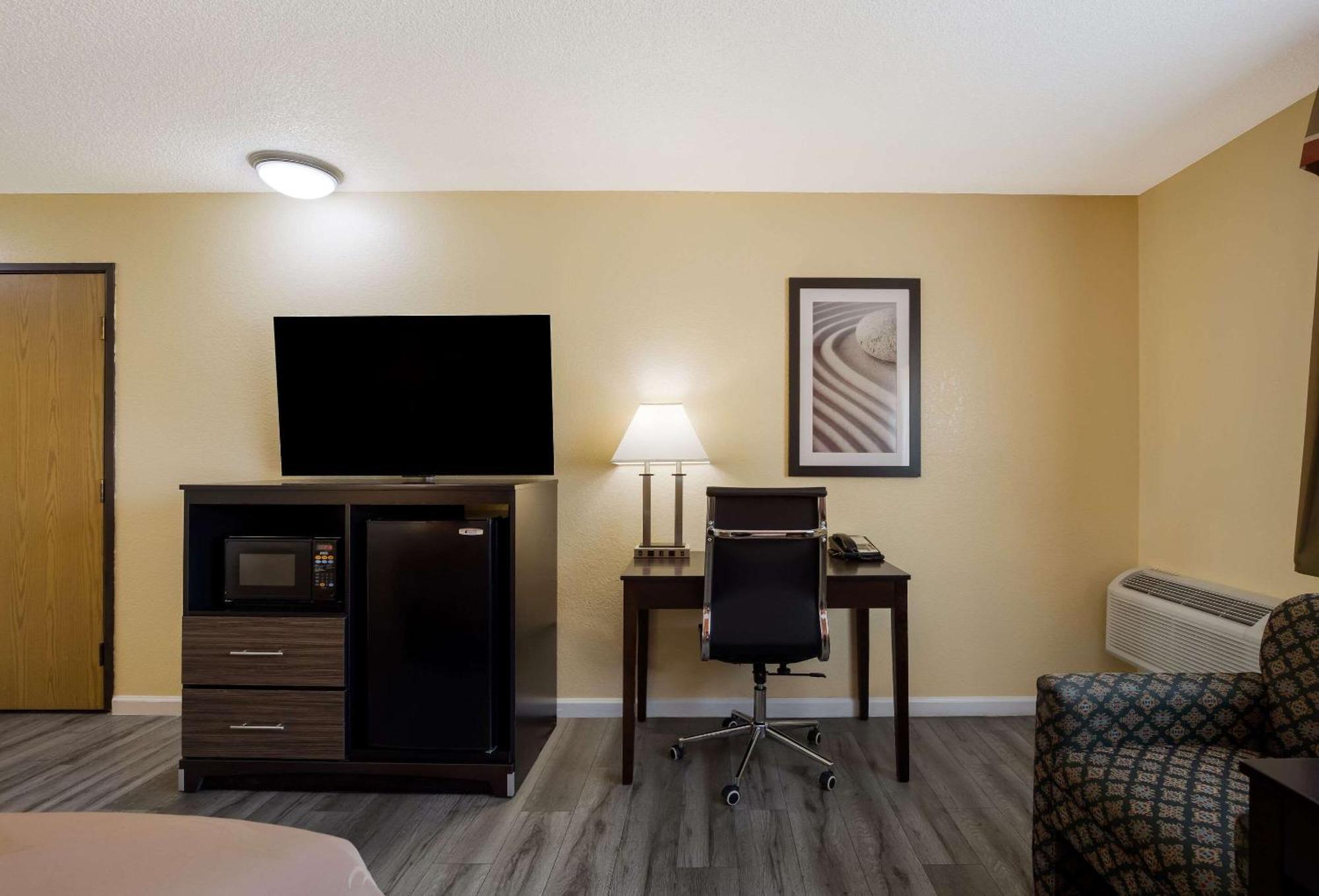 Quality Inn & Suites Medford Airport Extérieur photo