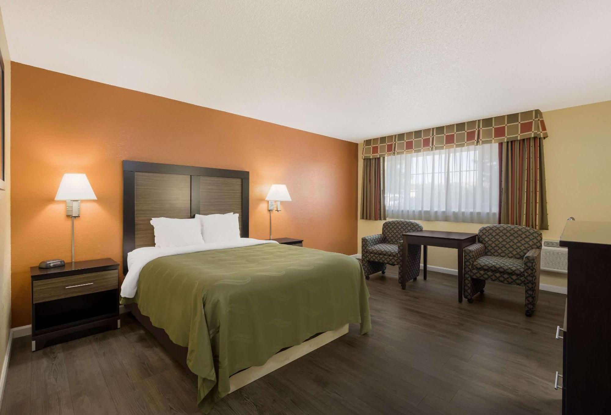 Quality Inn & Suites Medford Airport Extérieur photo