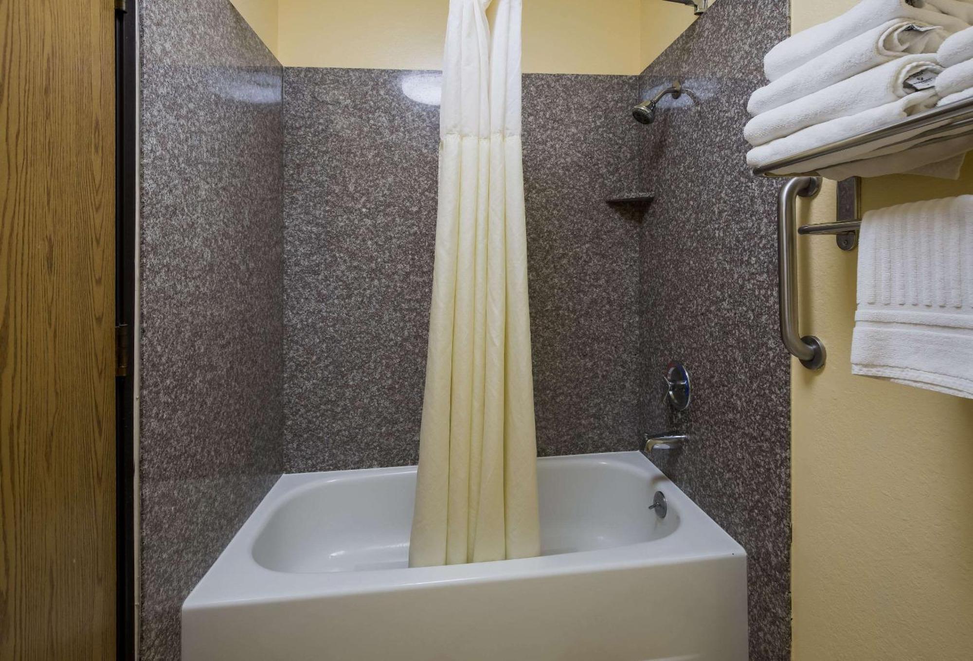Quality Inn & Suites Medford Airport Extérieur photo