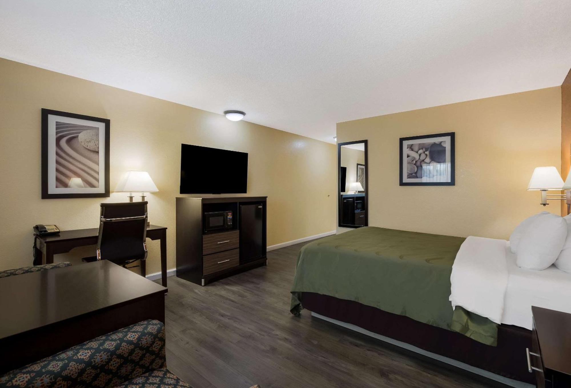 Quality Inn & Suites Medford Airport Extérieur photo