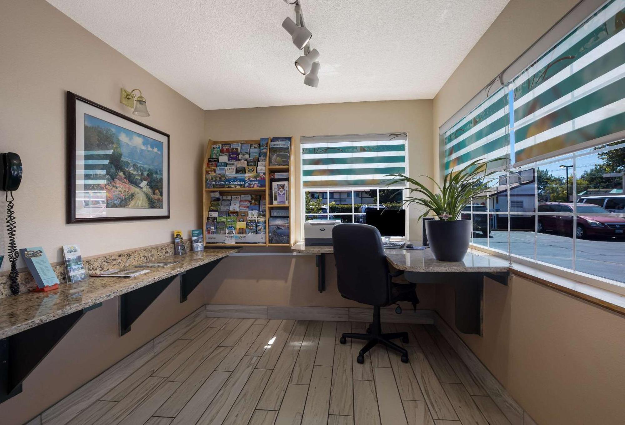 Quality Inn & Suites Medford Airport Extérieur photo