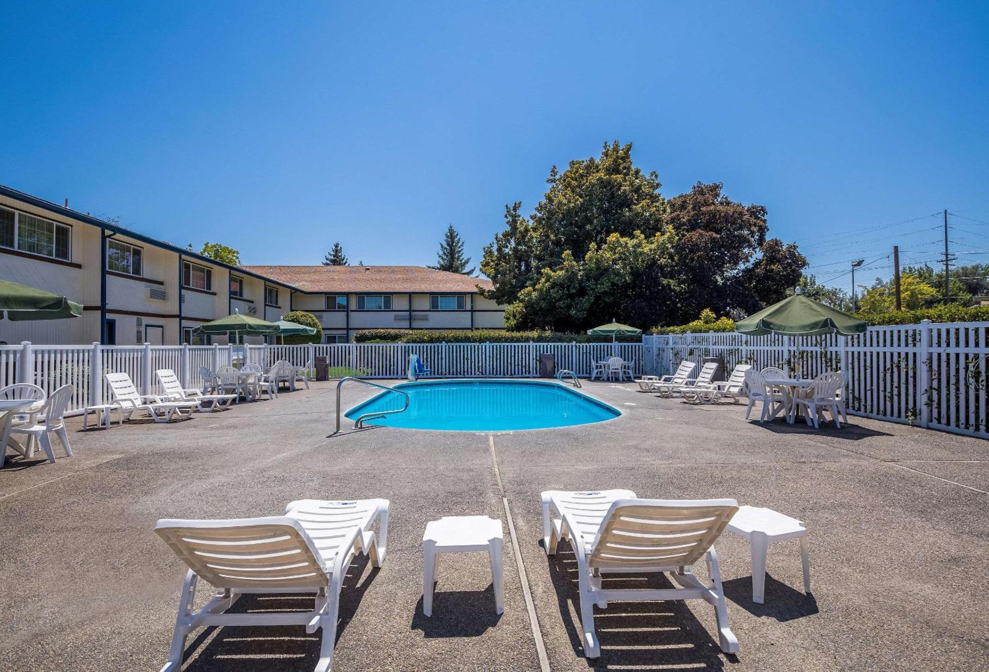 Quality Inn & Suites Medford Airport Extérieur photo