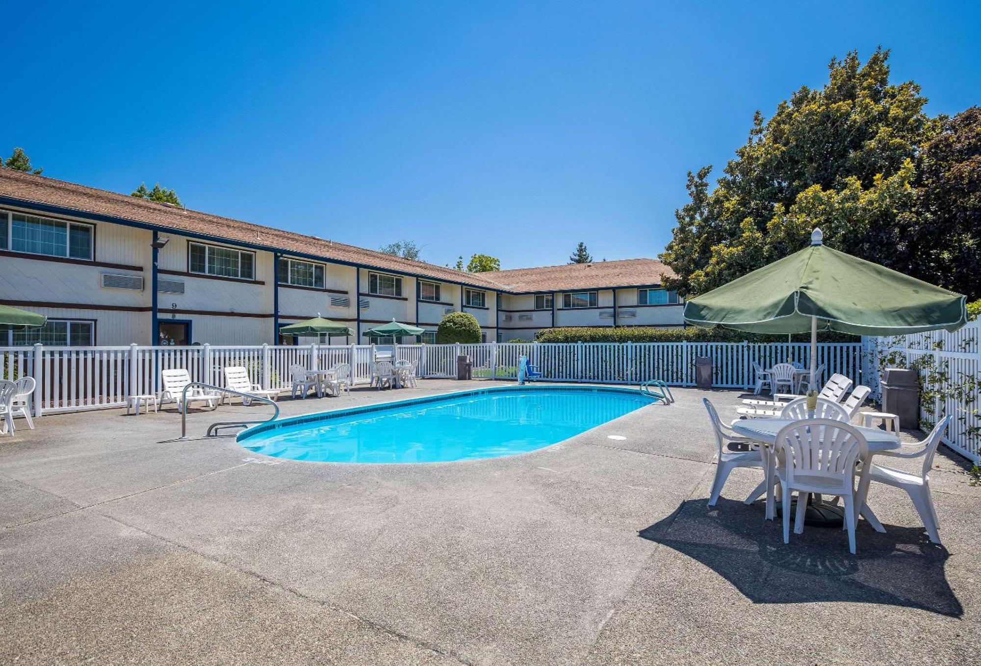 Quality Inn & Suites Medford Airport Extérieur photo