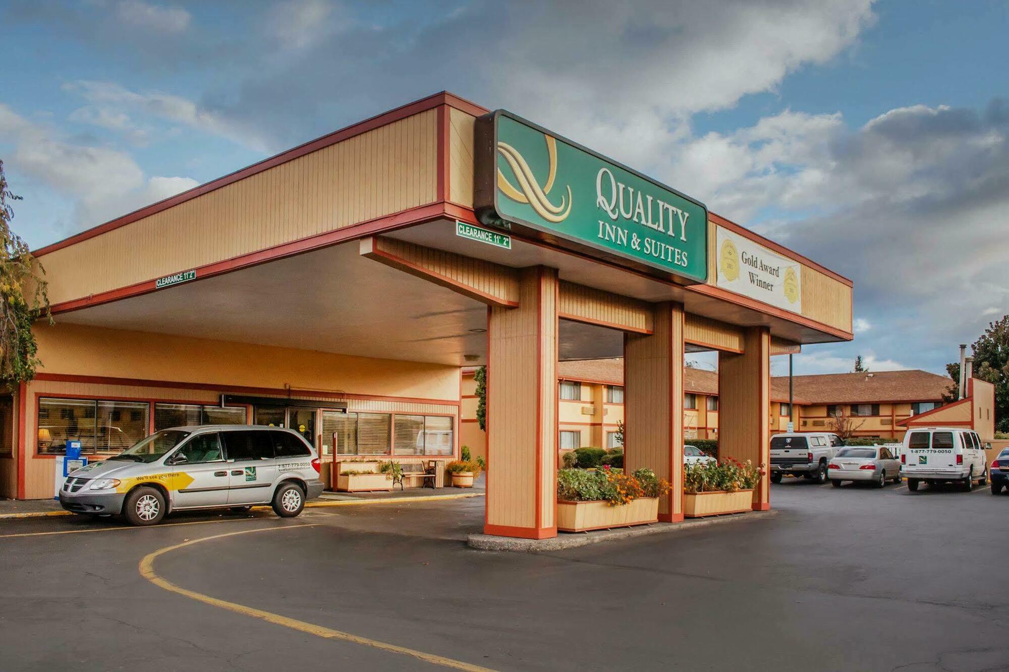 Quality Inn & Suites Medford Airport Extérieur photo