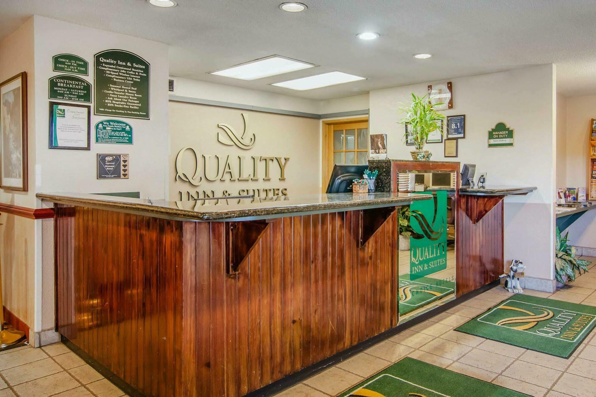 Quality Inn & Suites Medford Airport Extérieur photo