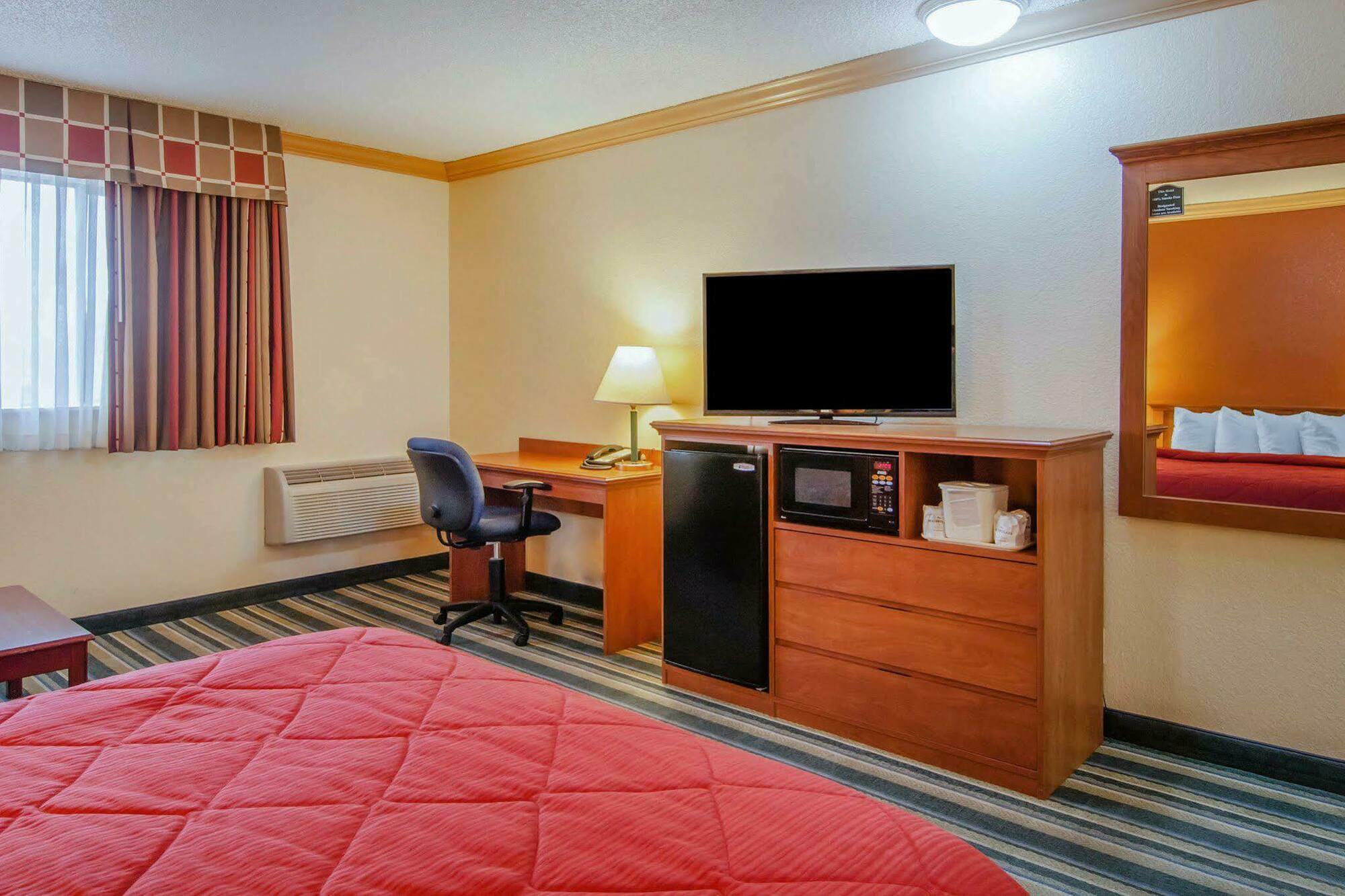Quality Inn & Suites Medford Airport Extérieur photo