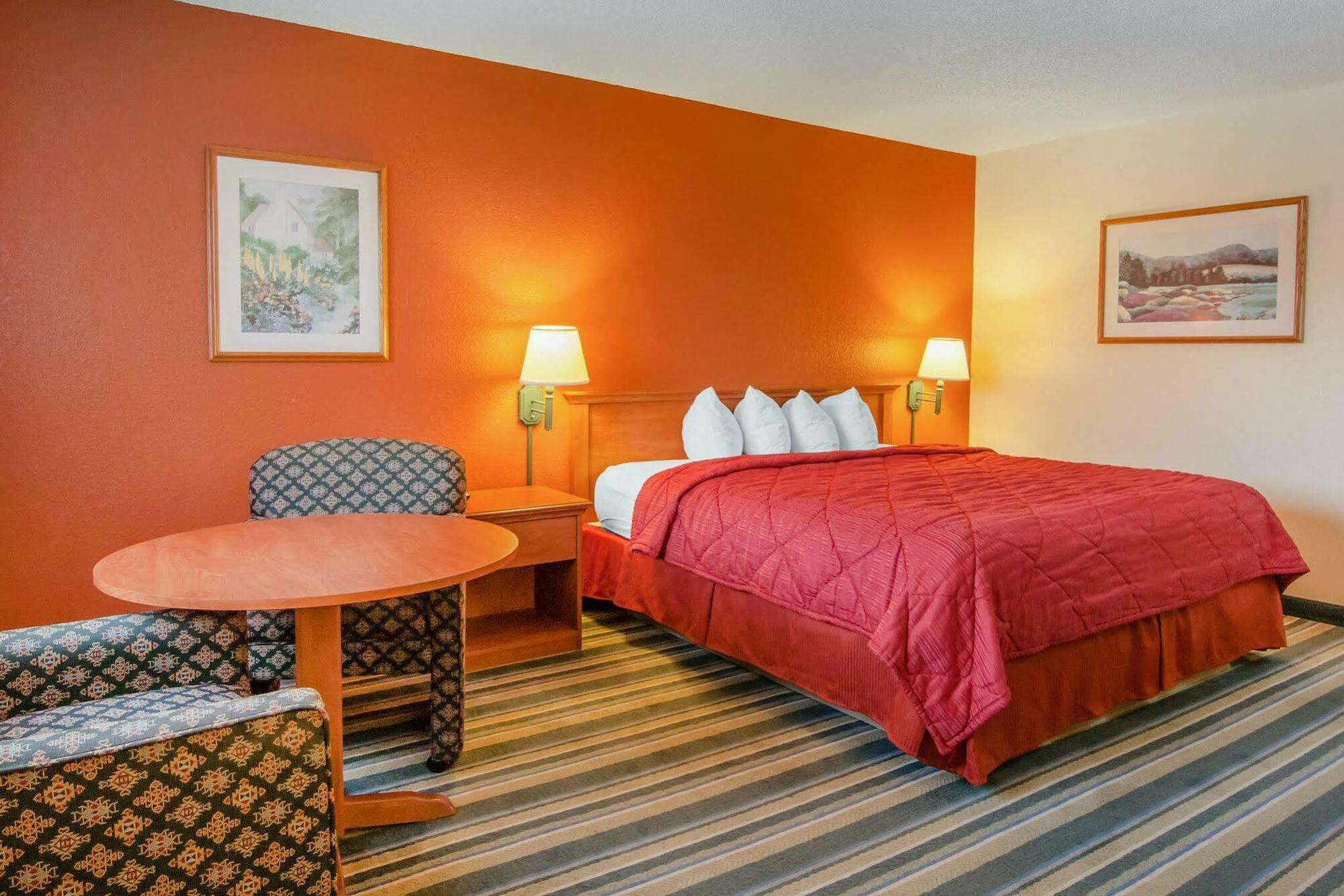 Quality Inn & Suites Medford Airport Extérieur photo