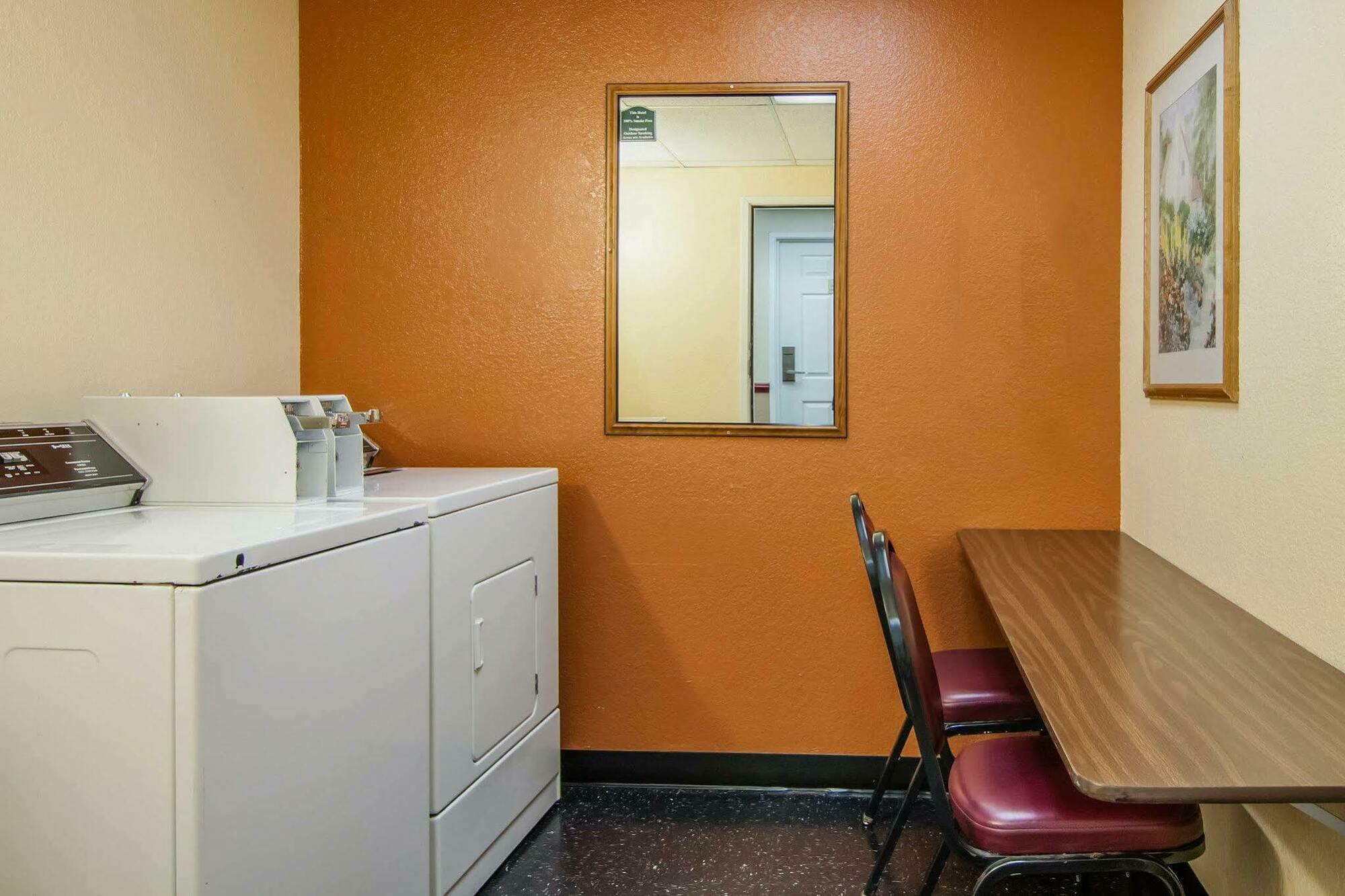 Quality Inn & Suites Medford Airport Extérieur photo