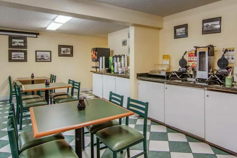 Quality Inn & Suites Medford Airport Extérieur photo
